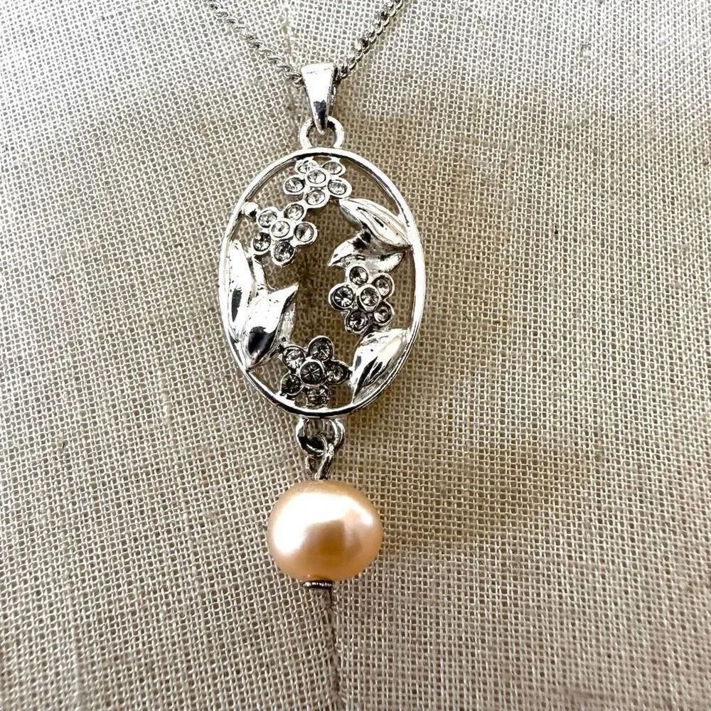 Avon silver tone floral faux pearl pendant necklace